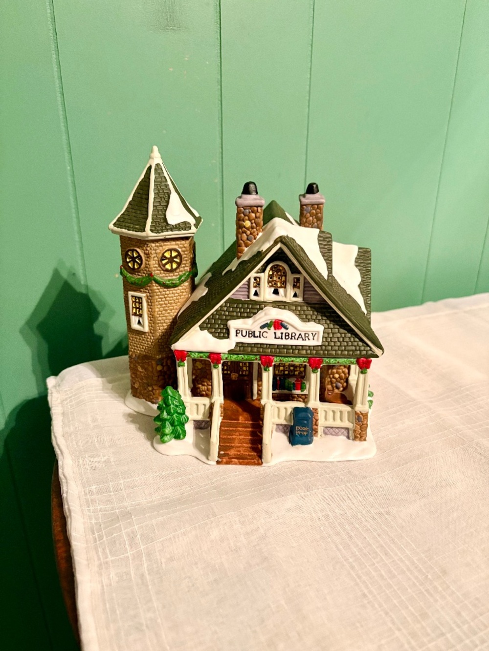 Carole Towne 2002 Lighted Christmas Village Public Library Building w/ Cord